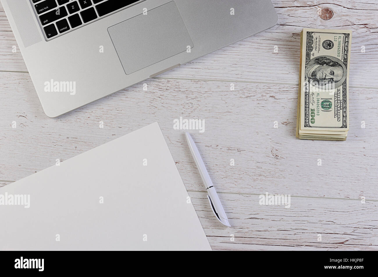 Piallatura finanziario sulla scrivania con computer portatile,carta , penna Foto Stock