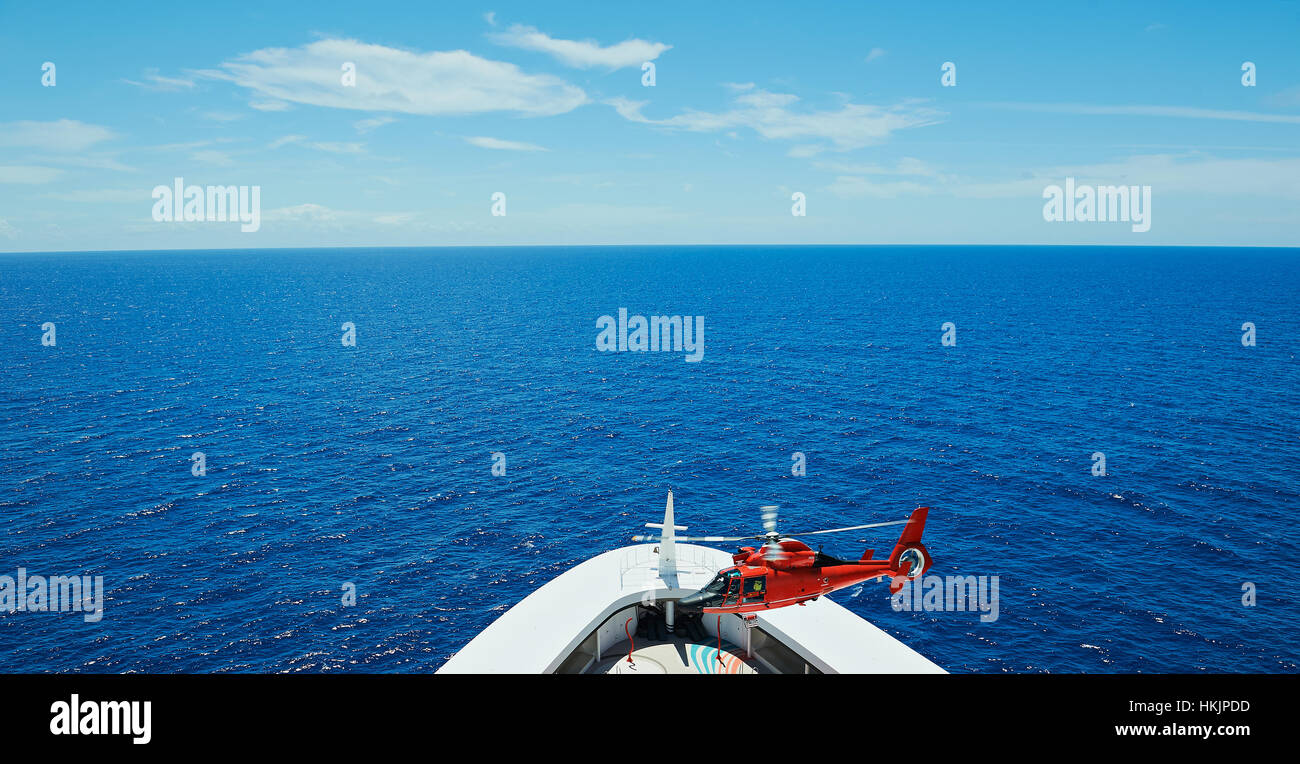 Operazione di salvataggio in mare con elicottero dalla nave Foto Stock