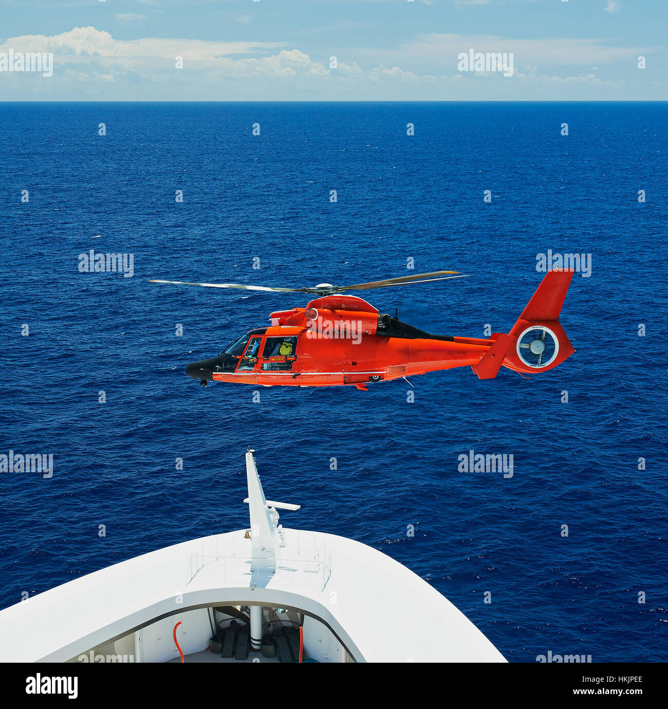 Salvataggio in elicottero in operazione in mare accanto alla barca Foto Stock