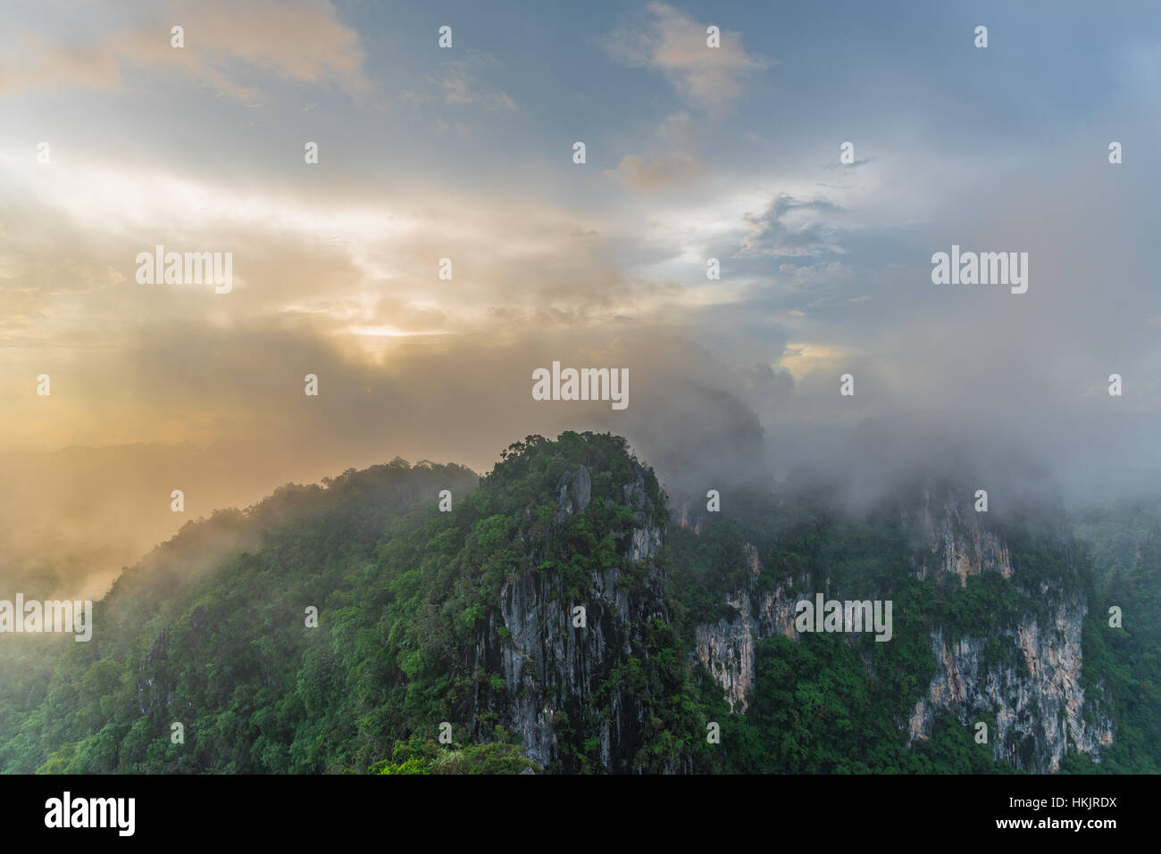 Arial vista da tiger tempio nella grotta in sunset time,Krabi ,Thailandia Foto Stock