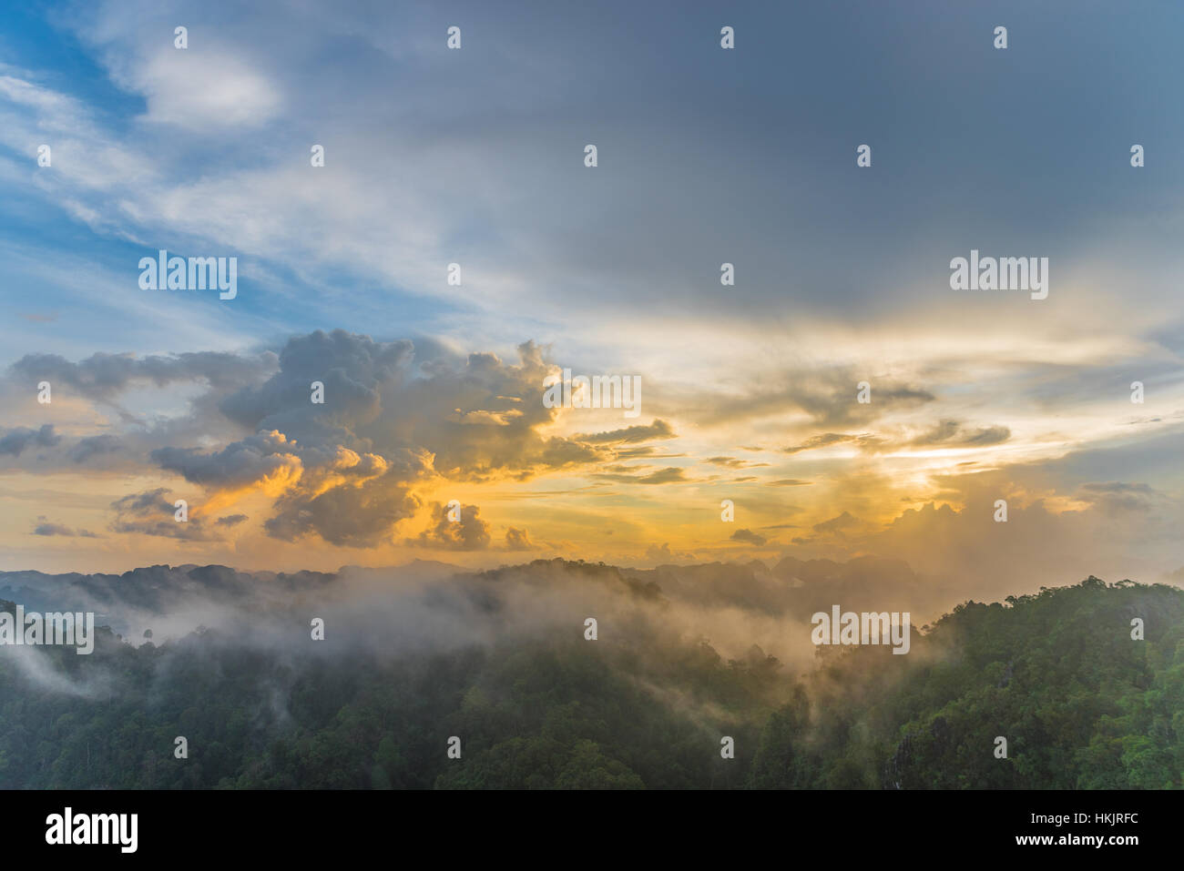 Arial vista da tiger tempio nella grotta in sunset time,Krabi ,Thailandia Foto Stock
