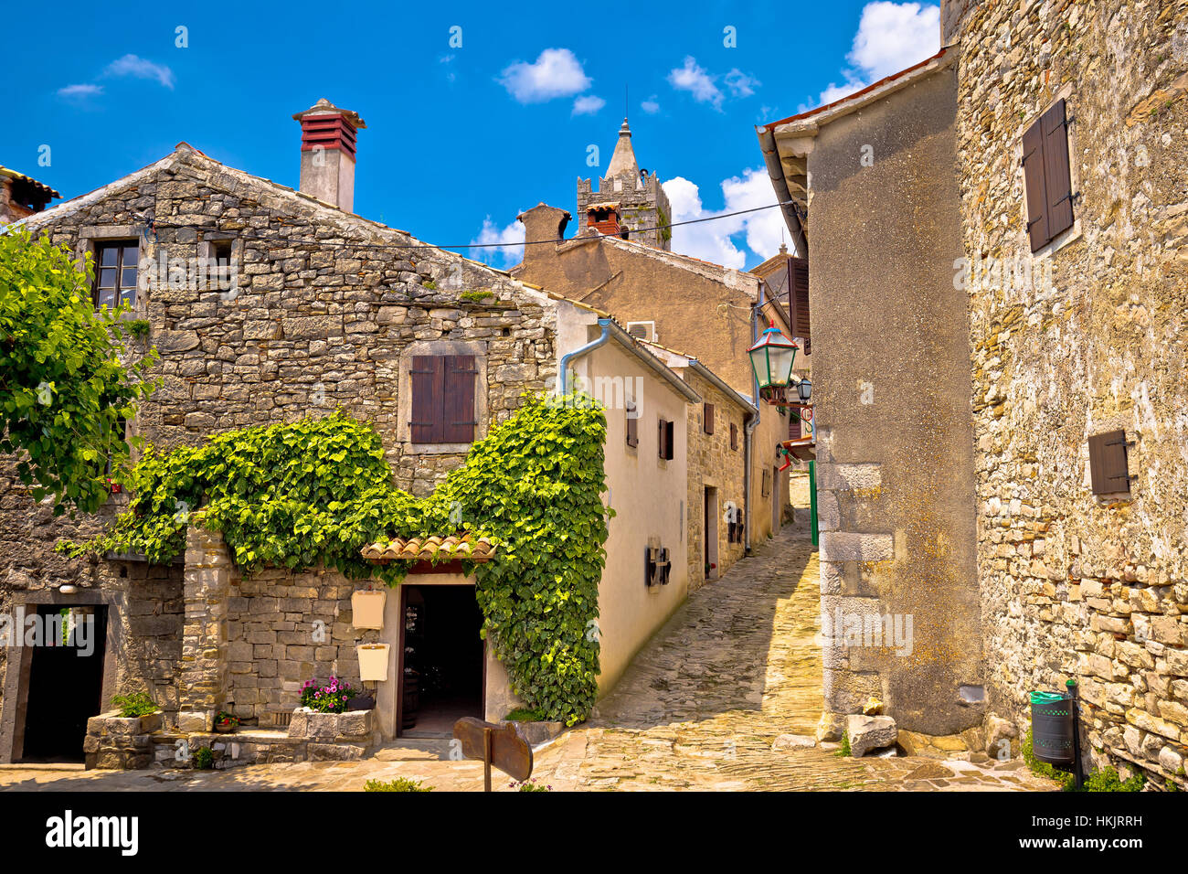 Città di Hum vecchia strada di ciottoli vista, regione dell'Istria, Croazia Foto Stock