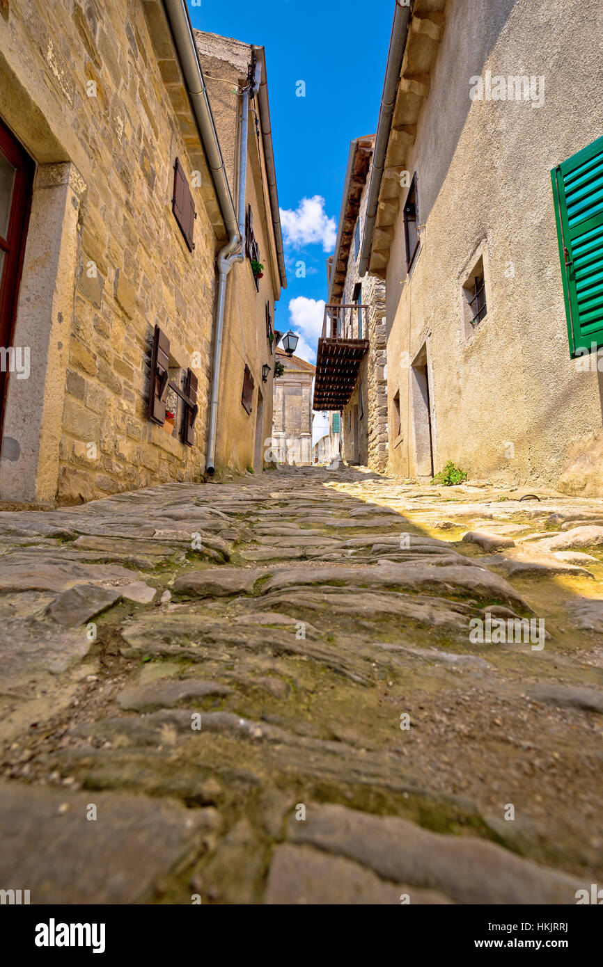 Città di Hum vecchia strada di ciottoli vista, regione dell'Istria, Croazia Foto Stock