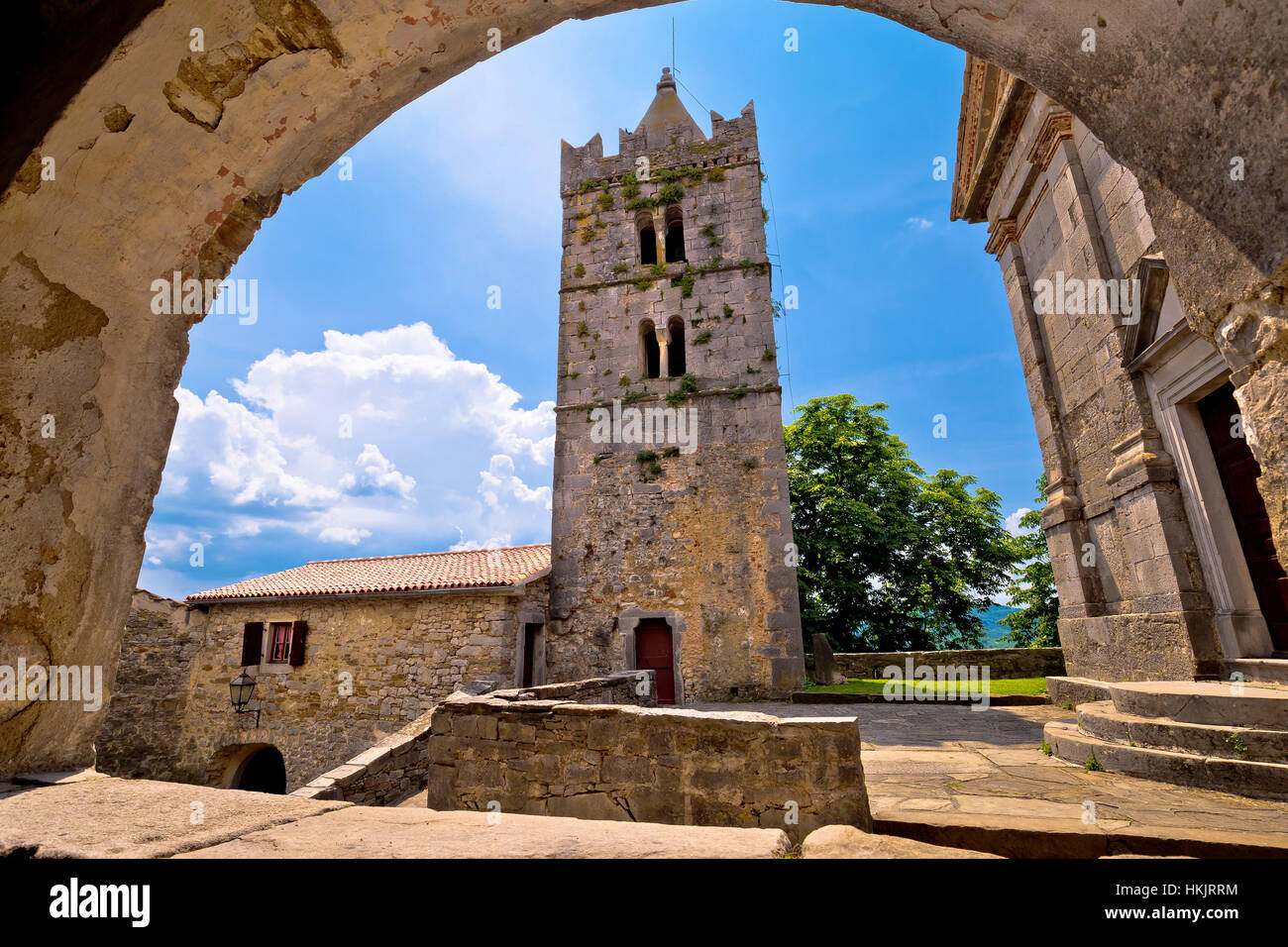 Hum la chiesa e la piazza, vista città in Istria, regione della Croazia Foto Stock