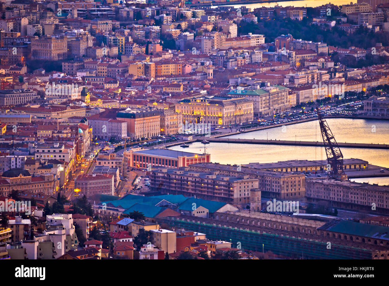 Città del Lungomare Trieste vista serale, Regione Friuli Venezia Giulia di Italia Foto Stock