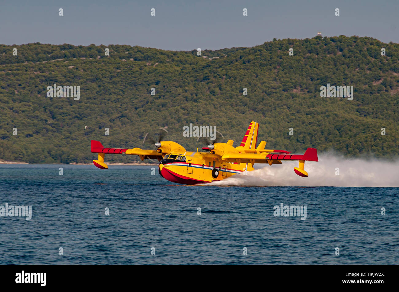 Giallo e rosso Canadair bombardieri ad acqua, turboelica mezzi aerei antincendio in azione, acqua di movimentazione Foto Stock