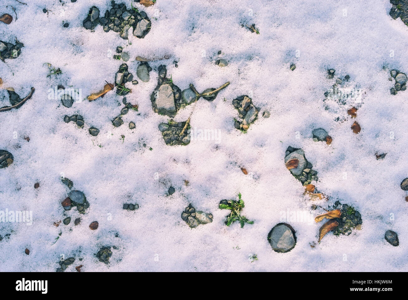 Neve sul terreno con le pietre Foto Stock