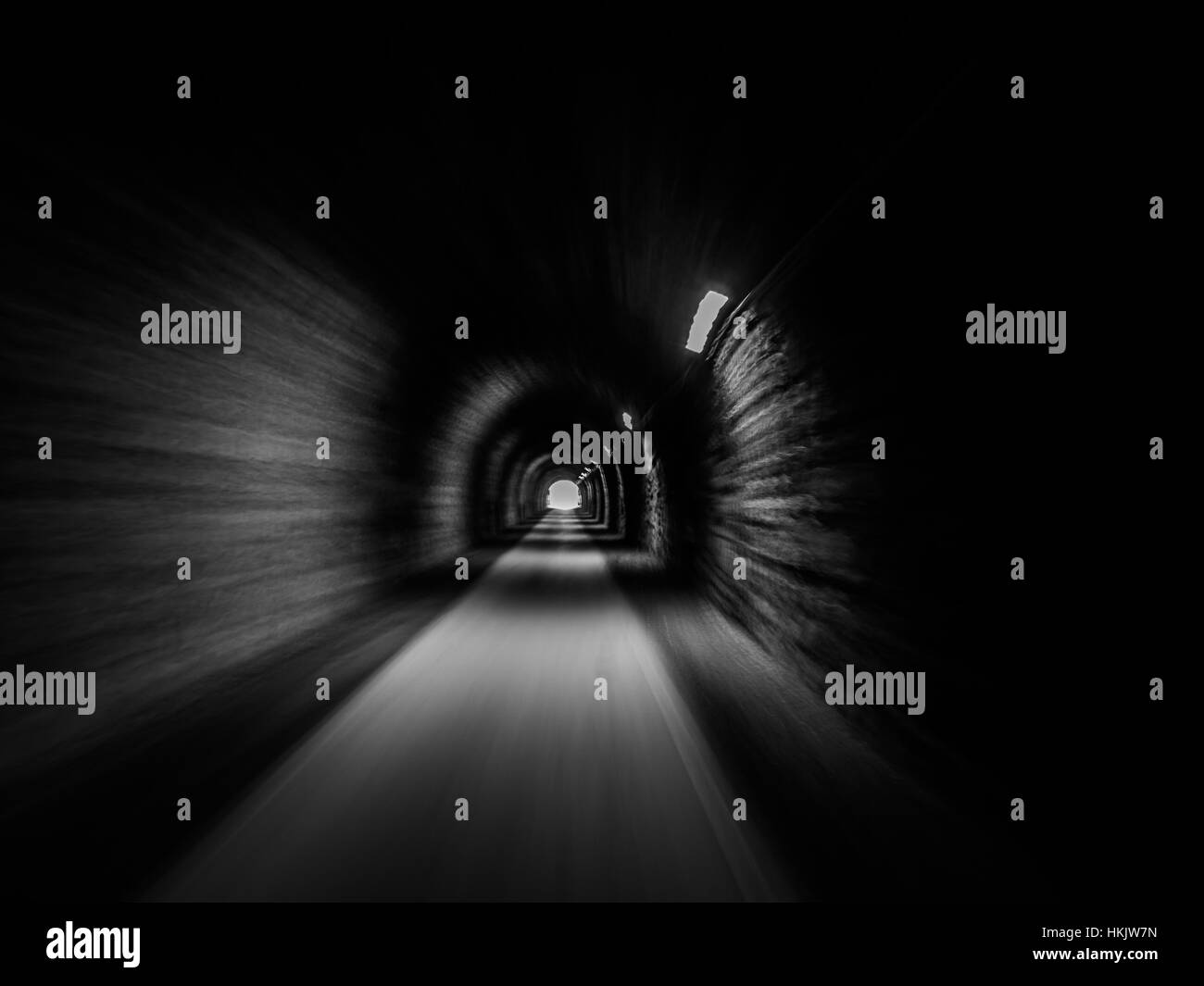 La sfocatura in movimento all'interno di un tunnel Foto Stock