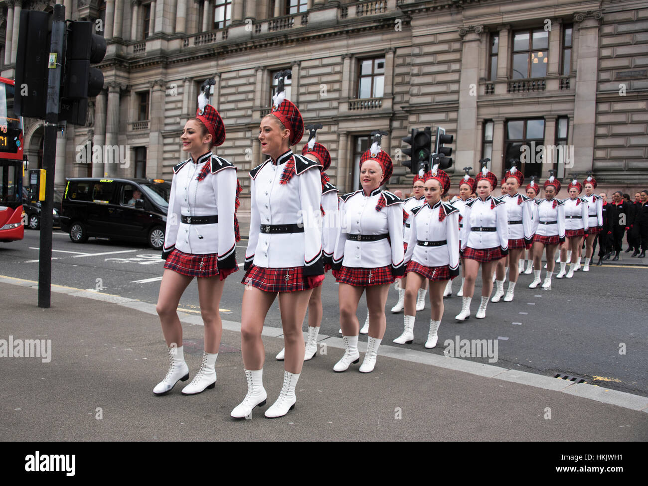 Lochiel Marching Drill Team in Glasgow George Square che figurano nella Edinburgh Tattoo militare. Foto Stock