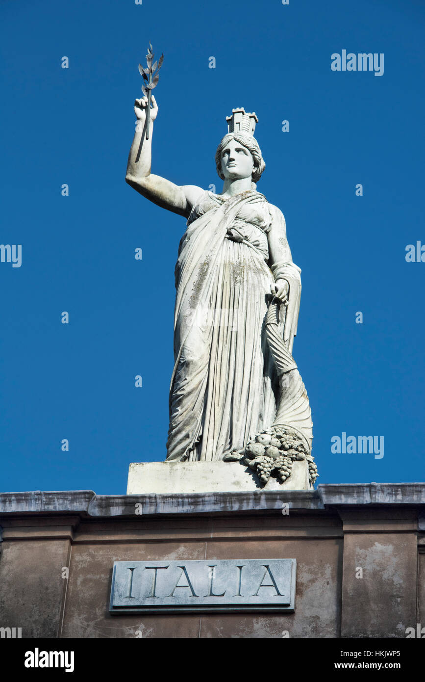 Statua di Italia sul tetto del centro italiano di Glasgow, Scozia, Foto Stock
