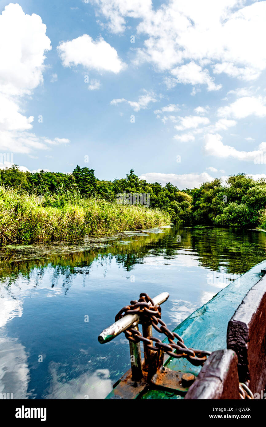 Boot auf einem fluss; barca su un fiume Foto Stock