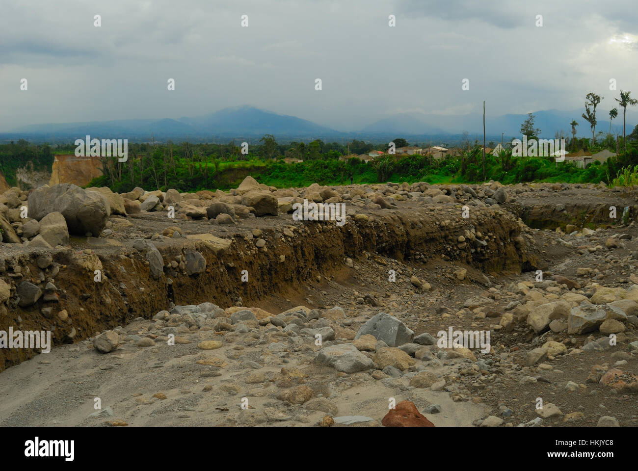 Indonesia. 27 gennaio, 2017. Dopo essere stata dichiarata come una zona rossa eruzione del Monte Sinabung nell'anno 2014 inizio, il villaggio è ora diventato memorie, e non possono essere nuovamente abitabili, dopo nuvole a caldo ha colpito il paese all'inizio di gennaio 2014 e seguita dalla lava fredda flood, ora il villaggio sembrava tesa, e disabitata. Credito: Sabirin Manurung/Pacific Press/Alamy Live News Foto Stock