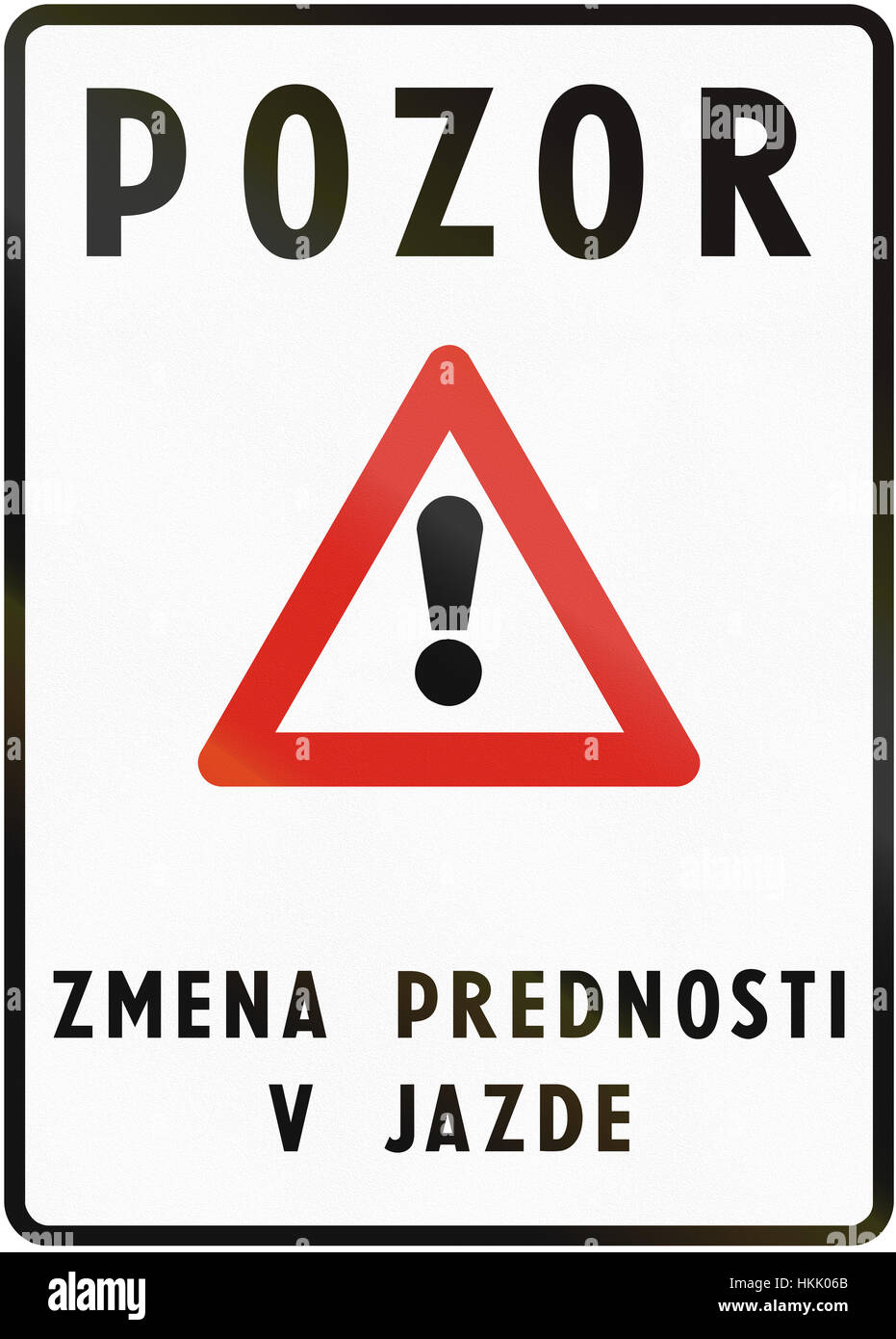 Cartello stradale utilizzato in Slovacchia - il testo significa: ATTENZIONE - Cambiato il diritto di modo. Foto Stock