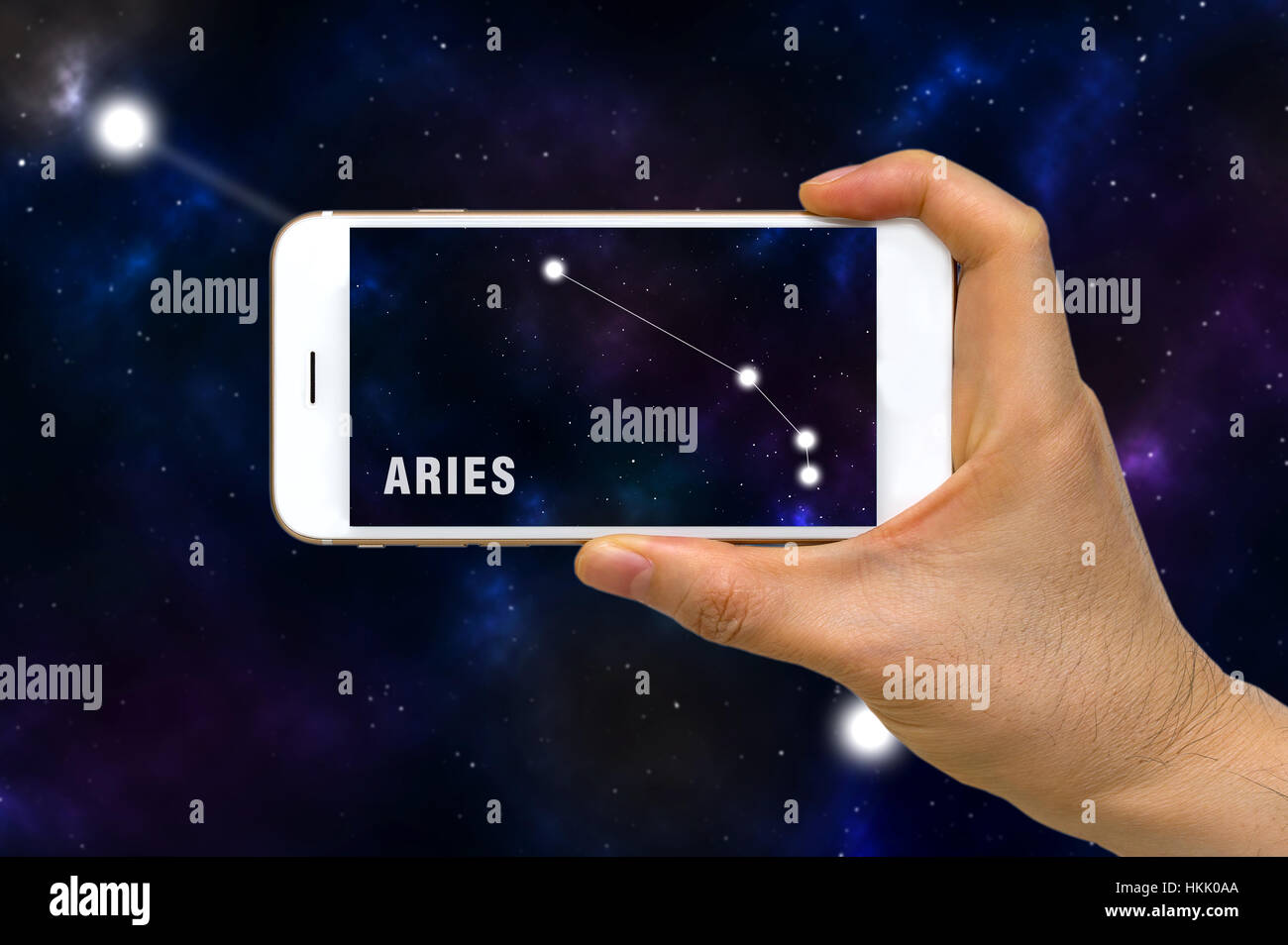 Concetto di realtà aumentata, AR, di Aries costellazione zodiacale app sullo smartphone. Foto Stock
