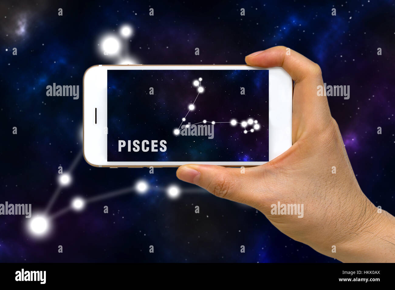 Concetto di realtà aumentata, AR, dei pesci costellazione zodiacale app sullo smartphone. Foto Stock
