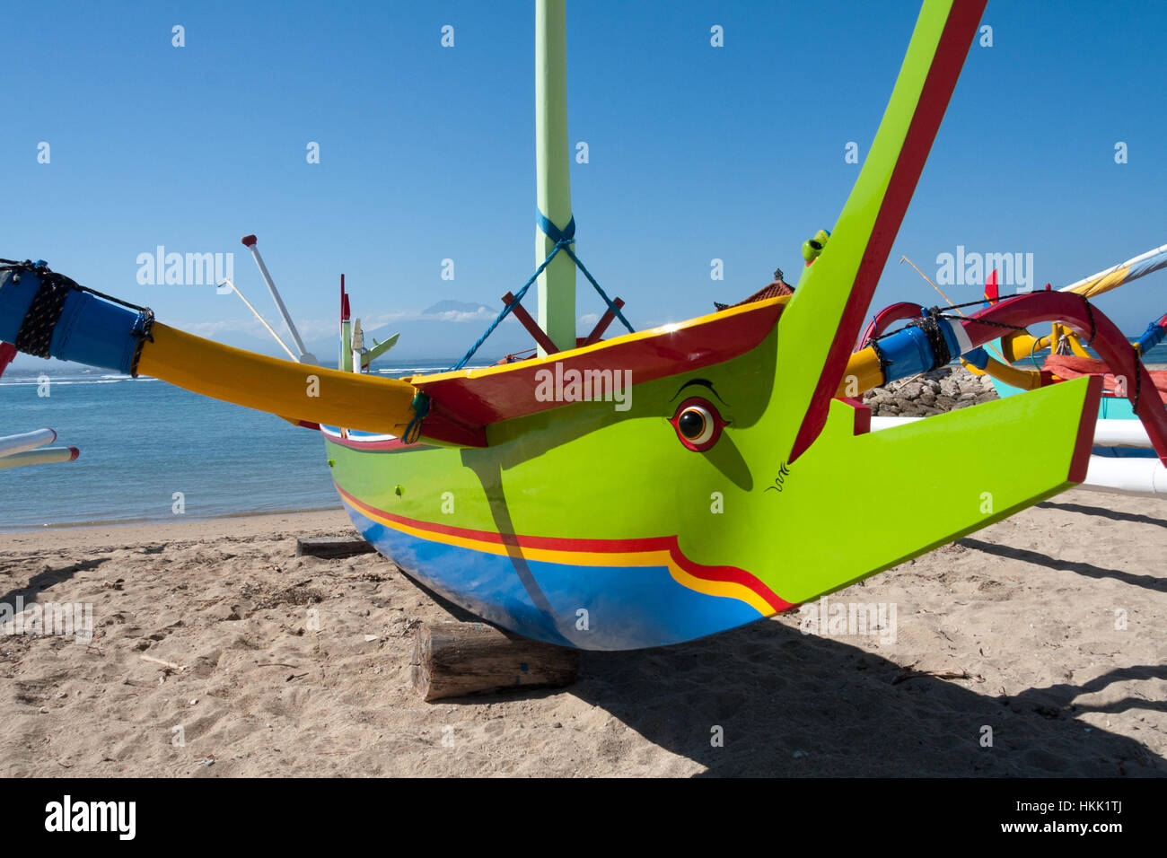 Jukung tradizionale barca sulla spiaggia di Sanur, Bali, Indonesia Foto Stock