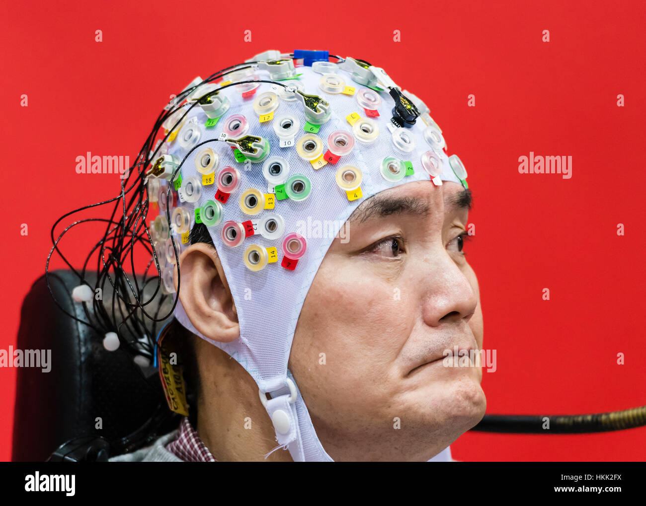 Kloten, Svizzera - 8 October 2016: Coreano atleta paraplegico Hong Gi Kim (KOR) presso la BCI (Interfaccia Brain-Computer) gara a Cybathlon, il primo campionato per piloti con disabilità utilizzando dispositivi bionici presso lo Swiss Arena di Kloten (Zurigo), Svizzera. A Cybathlon BCI della gara, l'atleta paraplegico di pilotaggio è un avatar attraverso un gioco per computer solo con i suoi pensieri. Organizzato dall'Istituto Federale di Tecnologia (ETH) di Zurigo, Cybathlon riunisce gruppi interdisciplinari di bio-ingegneri, scienziati e gli atleti con disabilità fisiche. Foto Stock