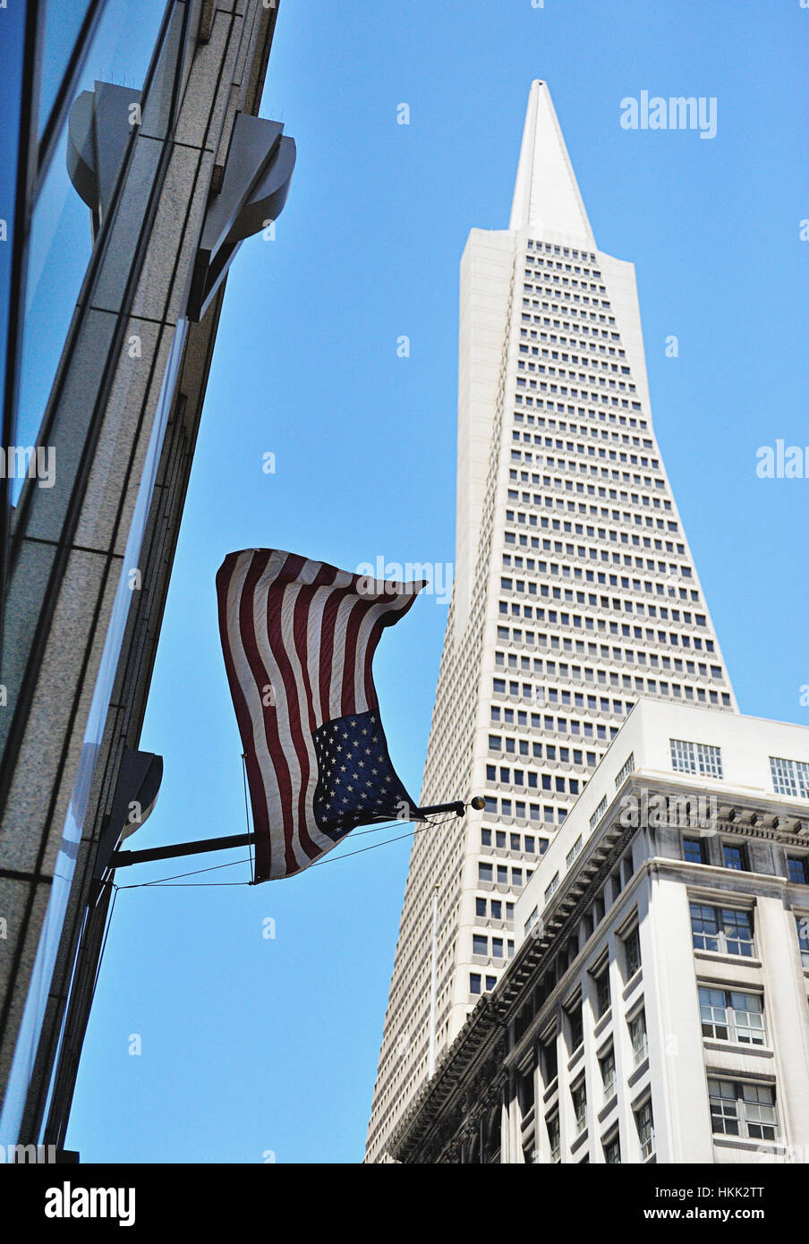 Bandiera americana appesa su edificio in background scyscraper Foto Stock