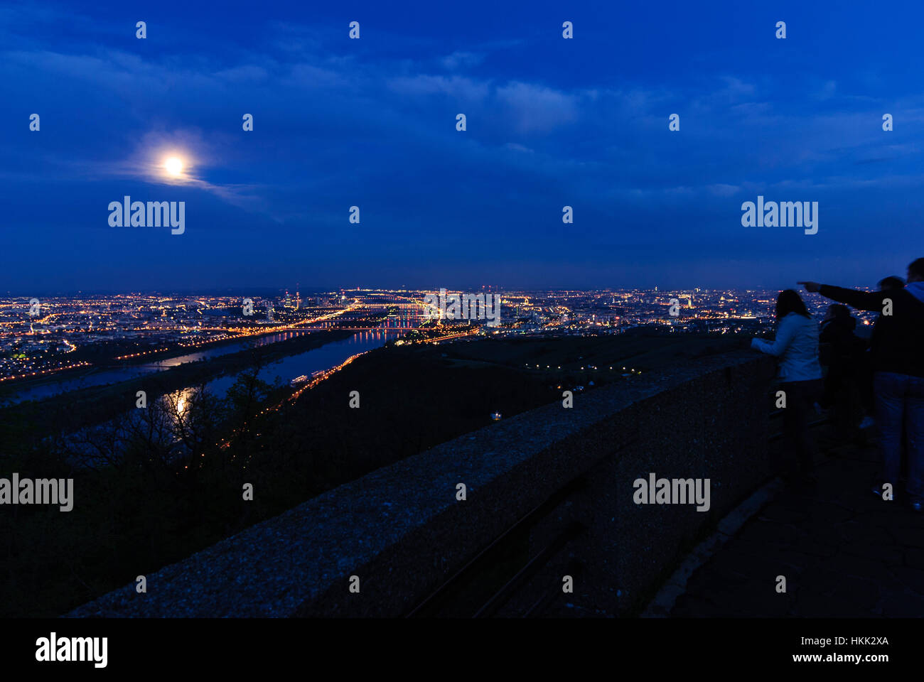 Wien, Vienna: vista dal monte Leopoldsberg a Wien, Danubio, centro città a luna piena, 00., Wien, Austria Foto Stock