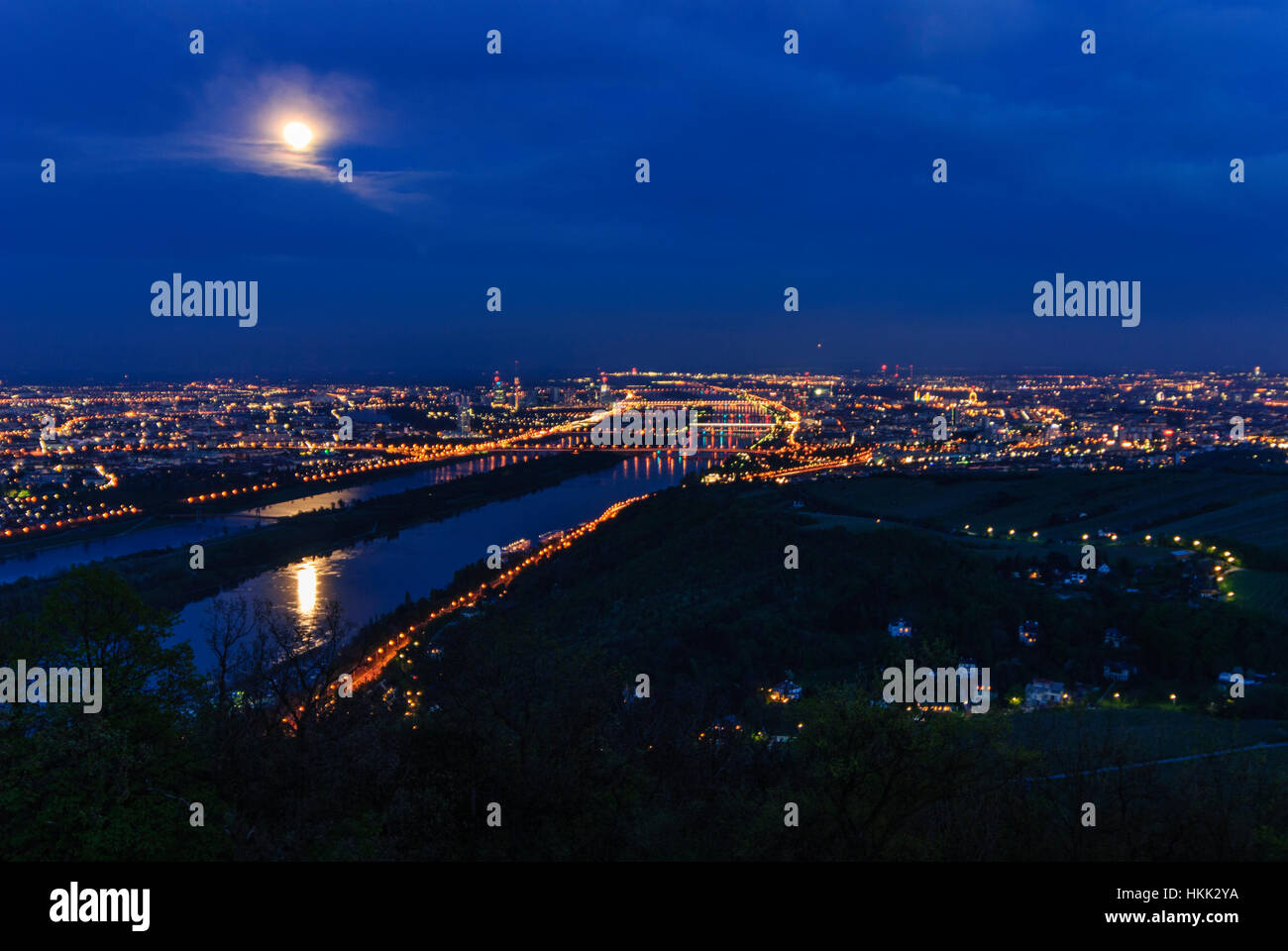 Wien, Vienna: vista dal monte Leopoldsberg a Wien, Danubio, centro città a luna piena, 00., Wien, Austria Foto Stock