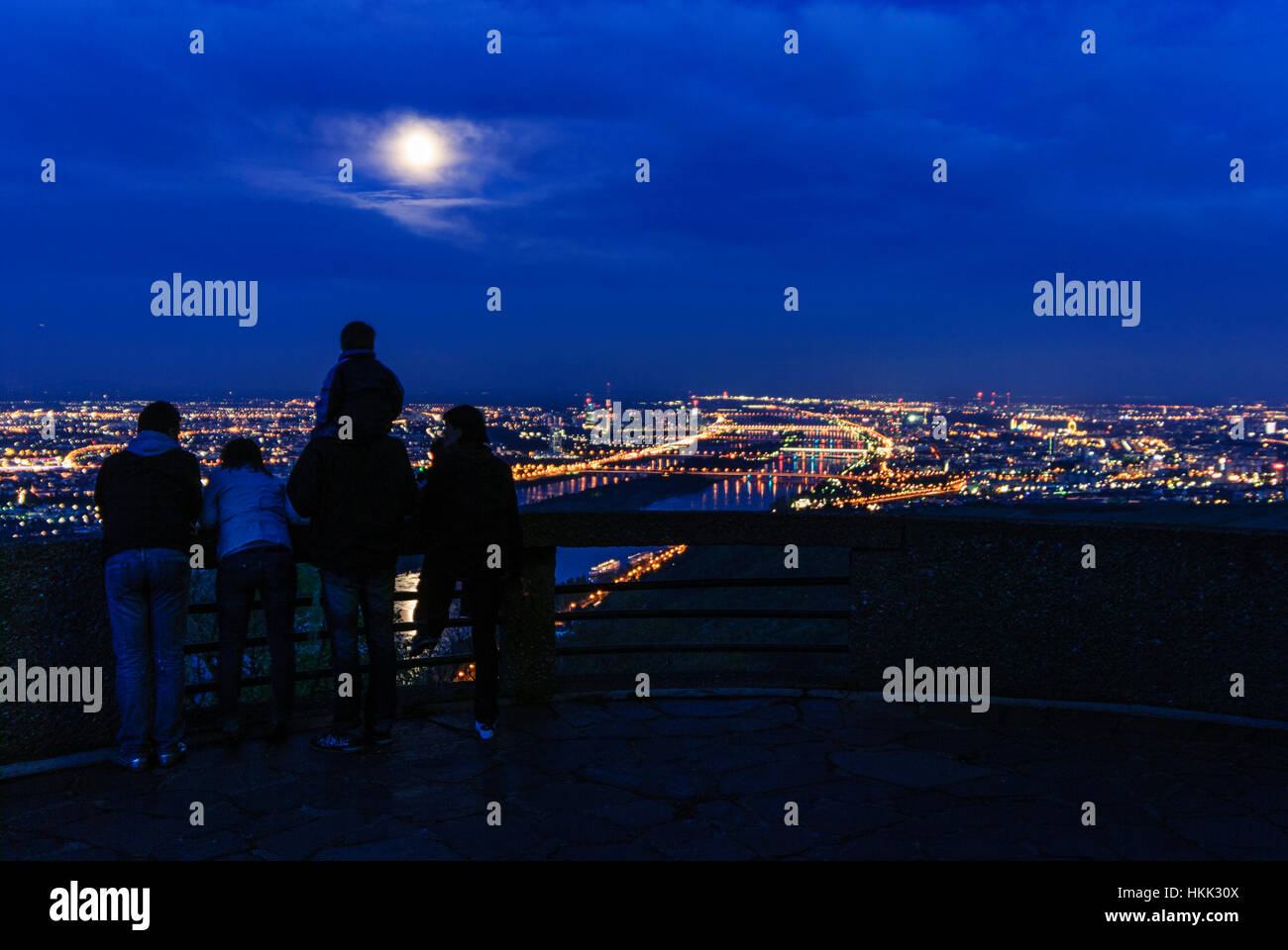 Wien, Vienna: vista dal monte Leopoldsberg a Wien, Danubio, centro città a luna piena, 00., Wien, Austria Foto Stock