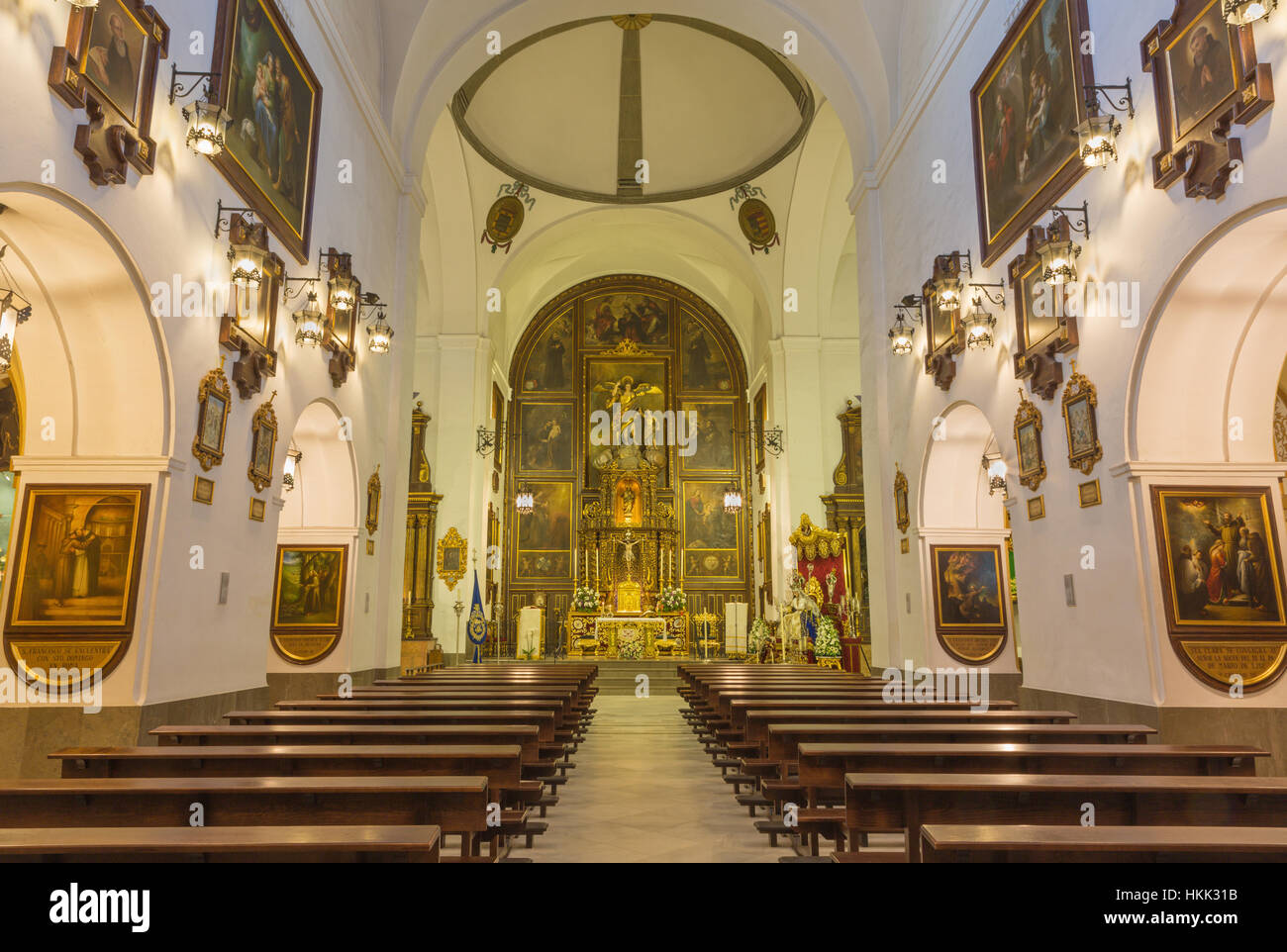 CORDOBA, Spagna - 27 Maggio 2015: la navata della chiesa Convento de Capuchinos (Iglesia Santo Anchel). Foto Stock