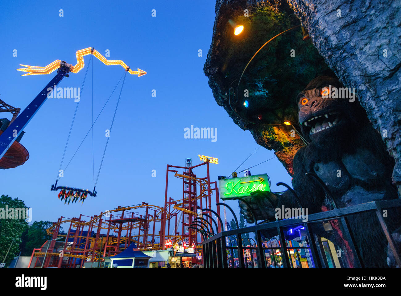 Wien, Vienna: Prater; Castello fantasma con grandi gorilla 02., Wien, Austria Foto Stock