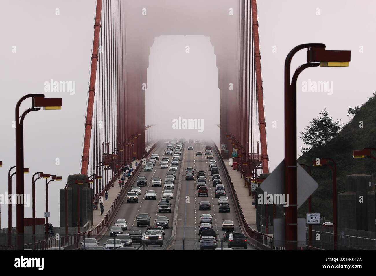 Il traffico proveniente attraverso la nebbia sul Golden Gate Bridge di San Francisco, U.S.A. Foto Stock