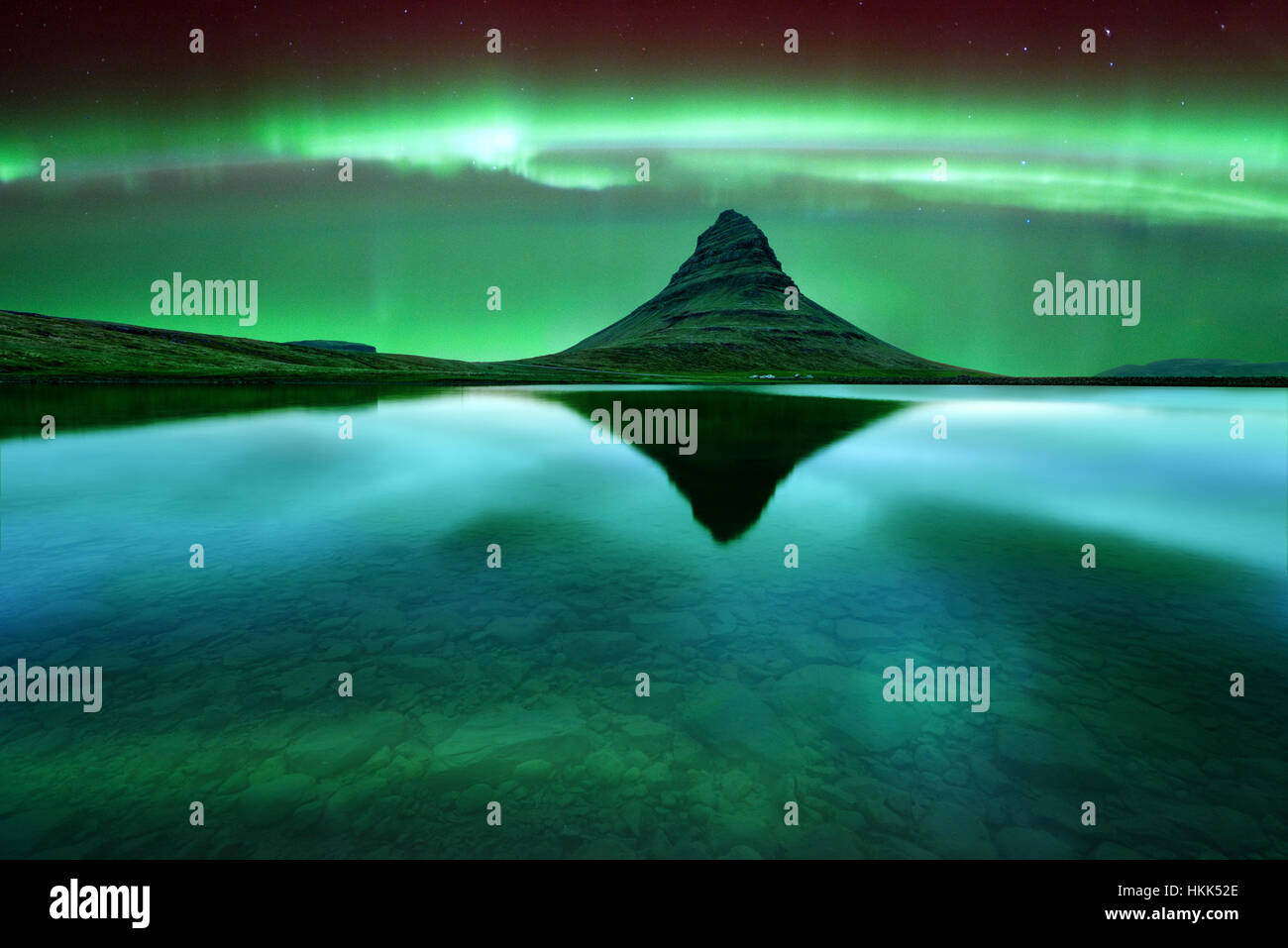 Green aurora luce dietro kirkjufell montagna in Islanda, l'Europa. La cortesia della NASA Foto Stock