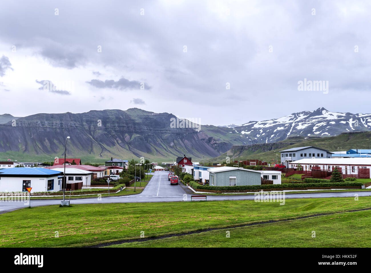 Grundarfjordur città vicino alla famosa cascata kirkjufell, Islanda, l'Europa. Foto Stock