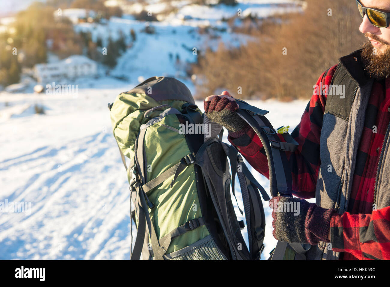 Uomo con zaino in escursione in montagna Foto Stock