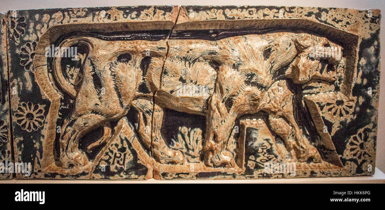 Questa dettagliata opera d'arte di una tigre proveniente dal fregio animale alla porte Monumentale dell'esposizione universale di Parigi del 1900 riflette l'enfasi dell'evento sulla messa in mostra dei risultati artistici globali. La forma dinamica della tigre incarna il fascino del periodo per gli animali esotici e l'arte. Foto Stock