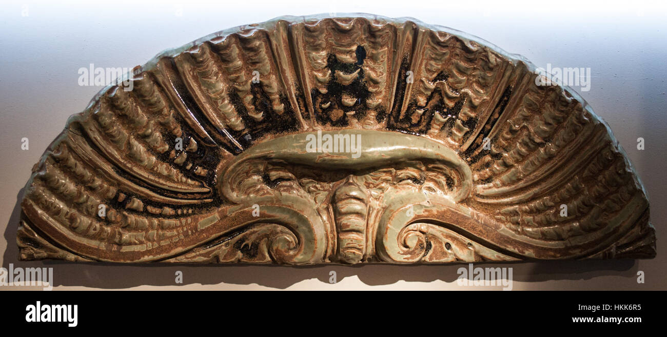 Questo dipinto di Bigot presenta una lunetta a forma di conchiglia, che dimostra l'attenzione dell'artista sul design intricato e le influenze classiche nella composizione e nell'esecuzione dell'opera. Foto Stock Questo dipinto di Bigot presenta una lunetta a forma di conchiglia, che dimostra l'attenzione dell'artista sul design intricato e le influenze classiche nella composizione e nell'esecuzione dell'opera. Foto Stock