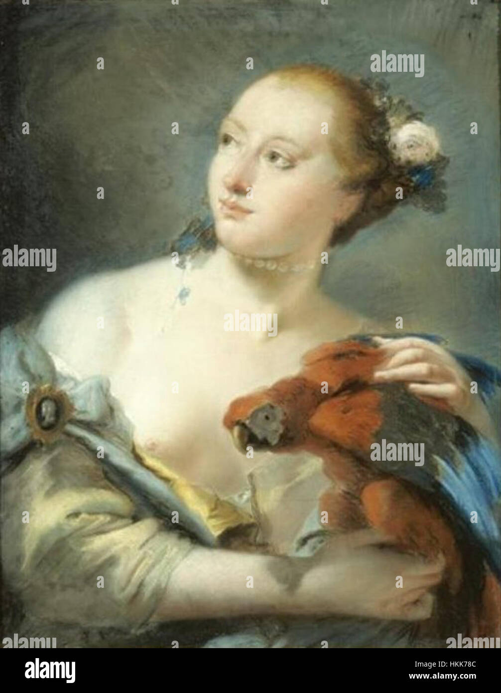 "Giovane donna con un pappagallo" è un disegno a pastello di Lorenzo Tiepolo, datato 1762, ospitato al Museo d'arte El Paso Il pezzo raffigura una giovane donna con un pappagallo, mostrando il delicato uso del colore e della luce di Tiepolo per catturare momenti intimi. Questo lavoro riflette la padronanza dell'artista nella tecnica pastello e la sua attenzione verso ritratti morbidi e naturalistici. Foto Stock