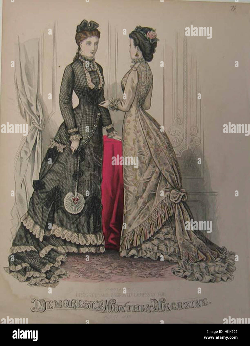 Questo piatto di moda del 1876, pubblicato da Demorest, illustra le tendenze della moda della fine del XIX secolo. Il design dettagliato mette in mostra abiti d'epoca, con fantasie intricate e abbigliamento elegante, mettendo in risalto gli stili di abbigliamento dell'epoca. Foto Stock
