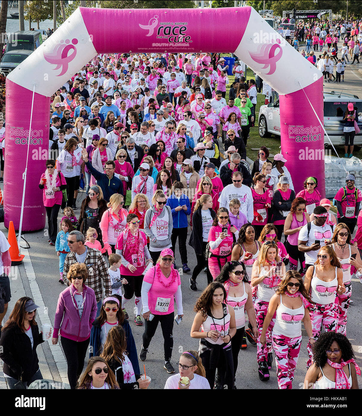 West Palm Beach, Florida, Stati Uniti d'America. 28 gen, 2017. Il 5 K a piedi inizia al 2017 Susan G. Komen Race per la cura di West Palm Beach, 28 gennaio 2017. Credito: Greg Lovett/Palm Beach post/ZUMA filo/Alamy Live News Foto Stock