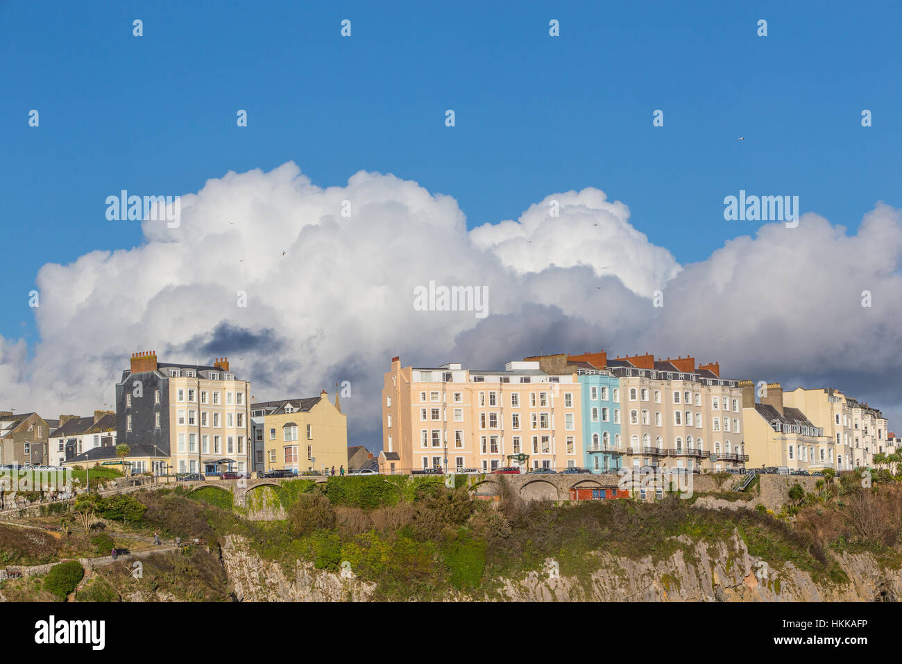 Tenby, South Wales, Regno Unito. 28 gen, 2017. Tenby le spiagge sono state oggi popolari come la gente è piaciuto una giornata soleggiata con occasionali grandine e pioggia, oggi, 28 gennaio 2017. Credito: Chris Stevenson/Alamy Live News Foto Stock