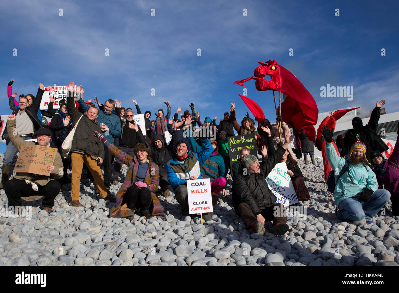 Rivendicare il potere, Regno Valli Gruppo di azione, Bristol Rising Tide e il carbone rete azione di protesta per la chiusura di Aberthaw carbone power station, Vale of Glamorgan, Galles del Sud. Esso è responsabile per il 16% del Galles " le emissioni di CO2 e attivisti ambientali accusano la pianta di essere uno dell'Europa top 30 più sporco e più tossico centrali. Nel 2016 si è trovato in violazione delle norme europee di limiti di inquinamento. Foto Stock