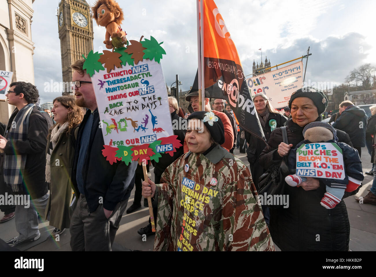 Londra, Regno Unito. Il 28 gennaio, 2017. Gli attivisti marzo in una processione funebre per un secondo al rally del Dipartimento della Salute. Altoparlanti inclusi Aneira Thomas, il primo bambino di essere nato all'inizio del NHS in 1948. La sostenibilità e i piani di trasformazione (STPS) essendo imposto sul NHS sono un taglio di £22 miliardi nel finanziamento di un già allargare eccessivamente il servizio che viene rapidamente privatizzata e dove molti sono ora ha rifiutato il trattamento di cui hanno bisogno in modo puramente motivi finanziari. Credito: Peter Marshall / Alamy Live News Foto Stock