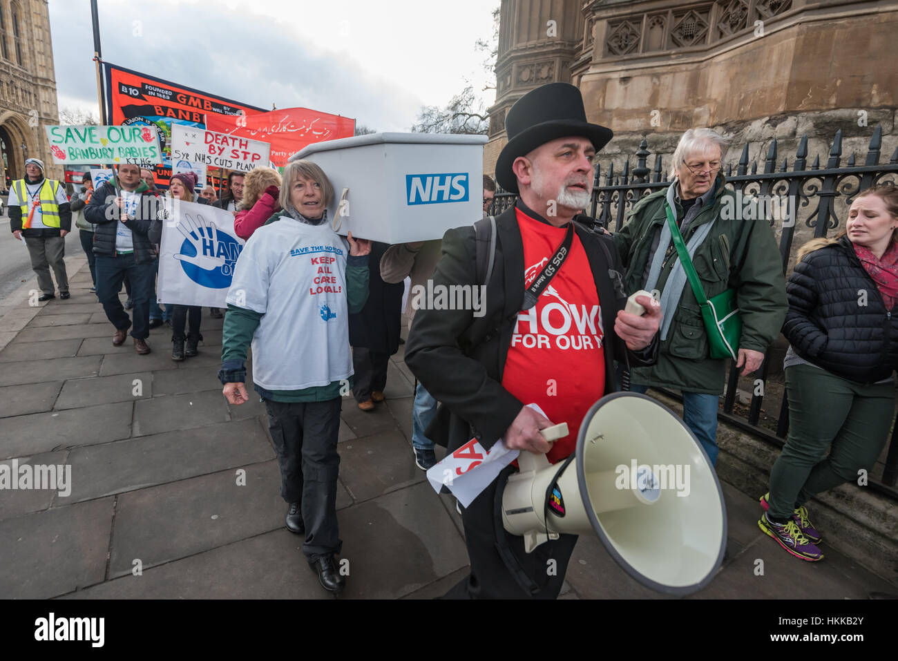 Londra, Regno Unito. Il 28 gennaio, 2017. Gli attivisti marzo in una processione funebre per un secondo al rally del Dipartimento della Salute. Altoparlanti inclusi Aneira Thomas, il primo bambino di essere nato all'inizio del NHS in 1948. La sostenibilità e i piani di trasformazione (STPS) essendo imposto sul NHS sono un taglio di £22 miliardi nel finanziamento di un già allargare eccessivamente il servizio che viene rapidamente privatizzata e dove molti sono ora ha rifiutato il trattamento di cui hanno bisogno in modo puramente motivi finanziari. Credito: Peter Marshall / Alamy Live News Foto Stock