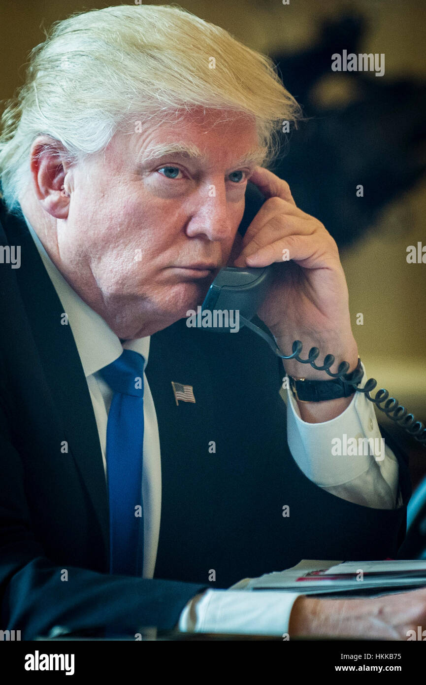 Washington DC, Stati Uniti d'America. 28 gen, 2017. Il Presidente degli Stati Uniti, Donald Trump parla con il Presidente della Russia Vladimir Putin al telefono in ufficio ovale in Washington, DC. La chiamata è stata una delle cinque chiamate con leader stranieri previsto per sabato. Credito: MediaPunch Inc/Alamy Live News Foto Stock