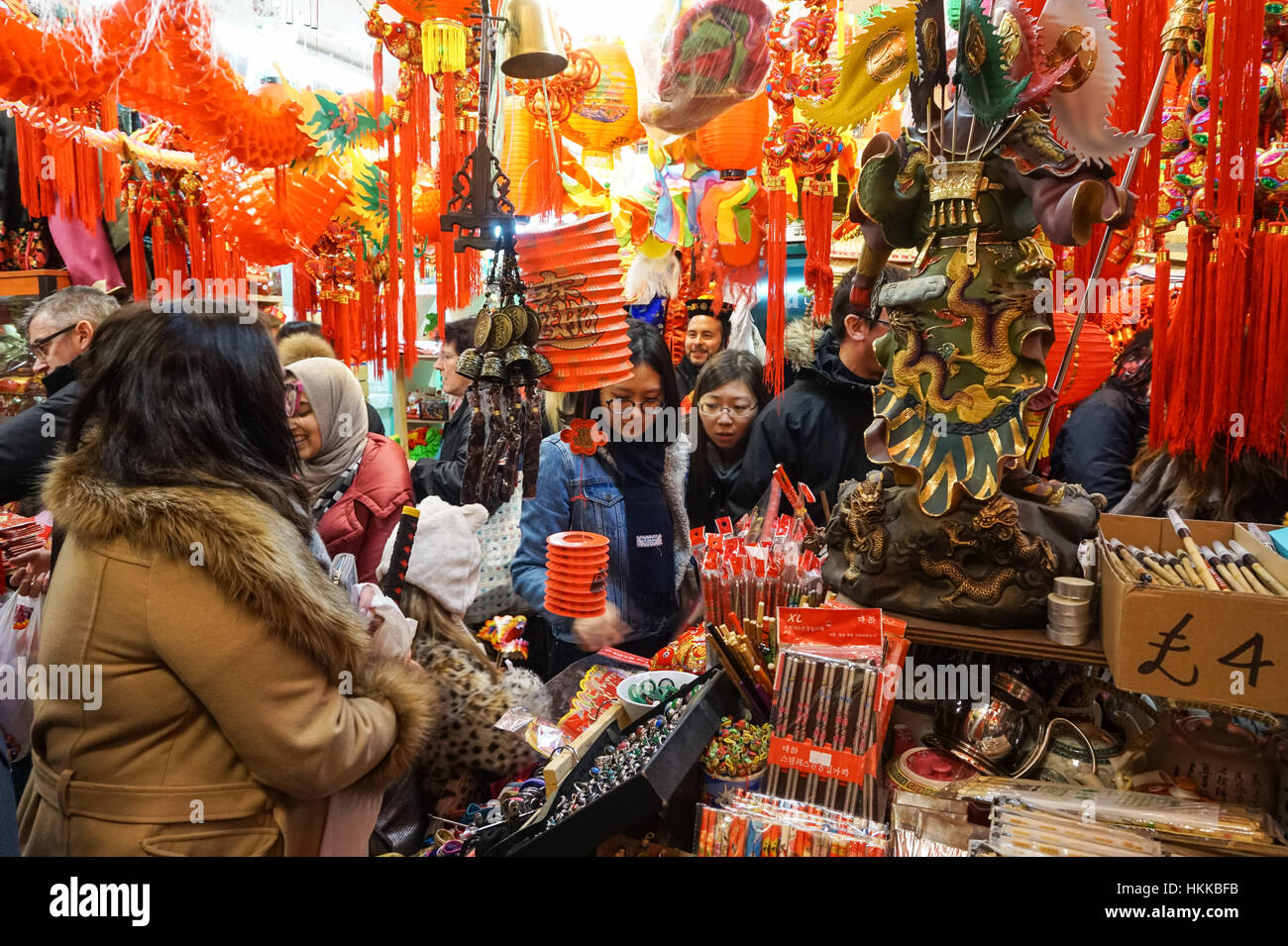 Gli amanti dello shopping al negozio di souvenir in Chinatown, London, England, Regno Unito, Gran Bretagna Foto Stock