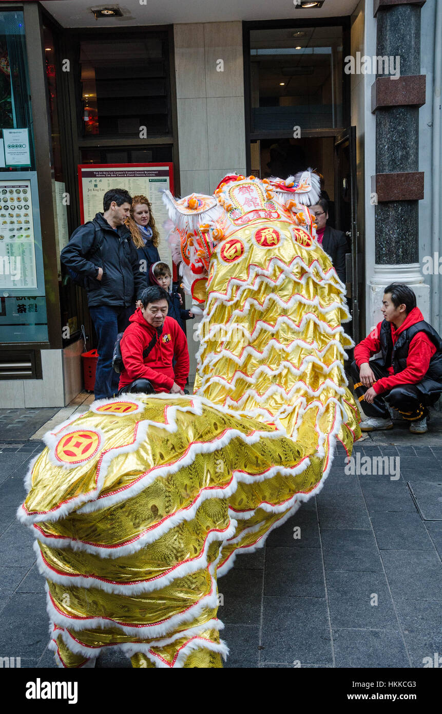 Londra, Regno Unito. Il 28 gennaio, 2017. Un dragone cinese parate intorno a Chinatown a Londra e benedice i negozi e i ristoranti. Credito: Matteo Ashmore/Alamy Live News Foto Stock