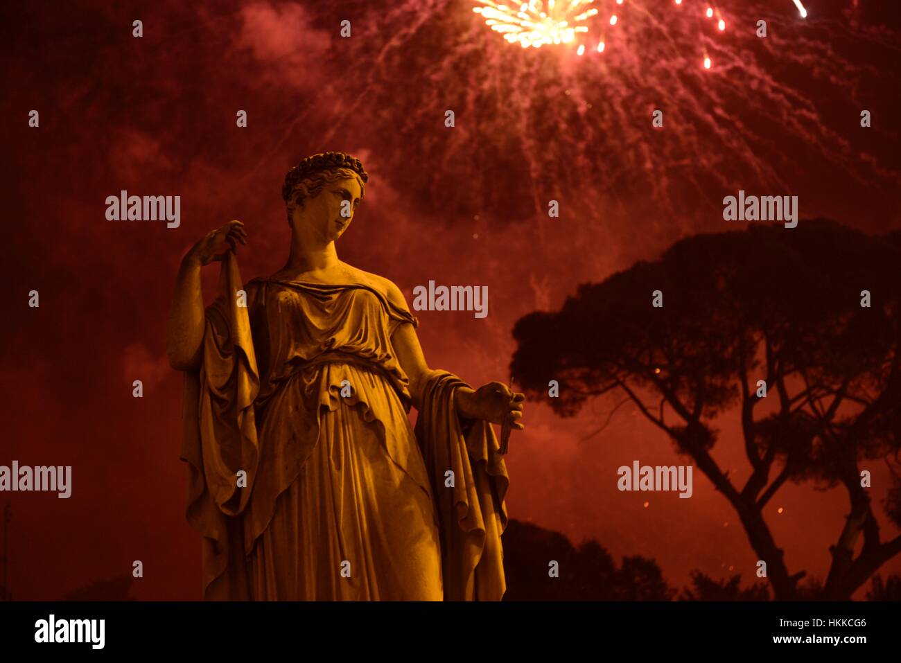 Roma, Italia. 28 gen, 2017. Capodanno cinese con fuochi d'artificio al parco di Villa Borghese, come visto dalla Piazza del Popolo. Credito: Anton Hazewinkel/Alamy Live News Foto Stock