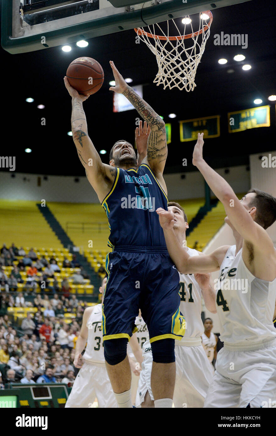 Williamsburg, STATI UNITI D'AMERICA. 28 gen, 2017. Percorso UNC Wilmington avanti Marcus Bryan (21) punteggi contro William e Maria avanti Jack Whitman (41) e William e Maria guard Omar Prewitt (4) nel primo semestre a Kaplan Arena a Williamsburg, Virginia Credit: Chuck Myers/ZUMA filo/Alamy Live News Foto Stock