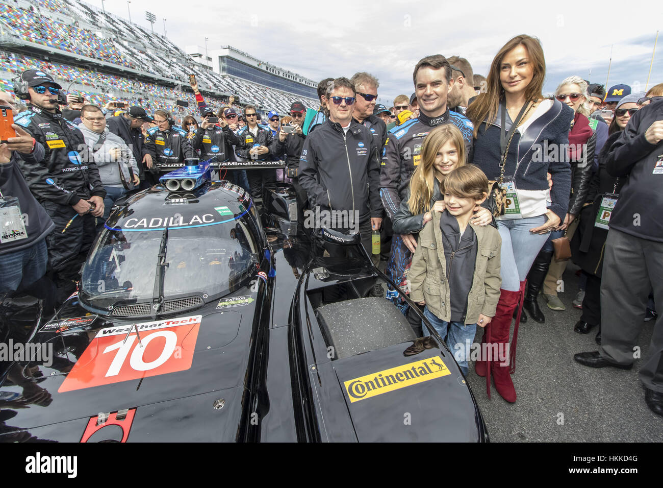 Florida, Stati Uniti d'America. Il 28 gennaio, 2017. Campione NASCAR, Jeff Gordon e la sua famiglia posano per una foto prima di iniziare il cinquantacinquesimo in esecuzione della Rolex 24 a Daytona al Daytona International Speedway di Daytona Beach, Florida, Stati Uniti d'America. Credito: Walter G Arce Sr Asp Inc/ASP/ZUMA filo/Alamy Live News Foto Stock