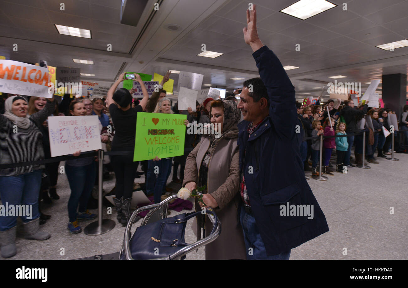 Fairfax, Stati Uniti d'America. 28 gen, 2017. Folle a Dulles Airport fuori Washington, DC uniti migliaia presso gli aeroporti si trovano di fronte gli Stati Uniti Sabato, protestando presidente Donald Trump's ordine esecutivo che sospende i rifugiati e gli altri immigrati provenienti da sette nazioni musulmane di entrata per gli Stati Uniti Questo giovane iracheno appena sbarcato a Dulles da Baghdad. Credito: Miguel Juarez Lugo/ZUMA filo/Alamy Live News Foto Stock