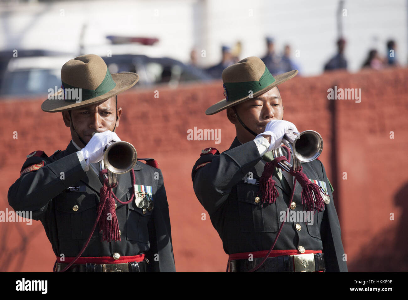 Kathmandu, Nepal. 29 gen, 2017. Esercito nepalese personale assistere ad una cerimonia presso il Memoriale dei martiri sui martiri" giorno a Kathmandu, Nepal, 29 gennaio, 2017. I martiri" giorno viene osservata in tutto il paese per commemorare tutti noti e sconosciuti che hanno sacrificato la loro vita per il paese. Credito: Pratap Thapa/Xinhua/Alamy Live News Foto Stock