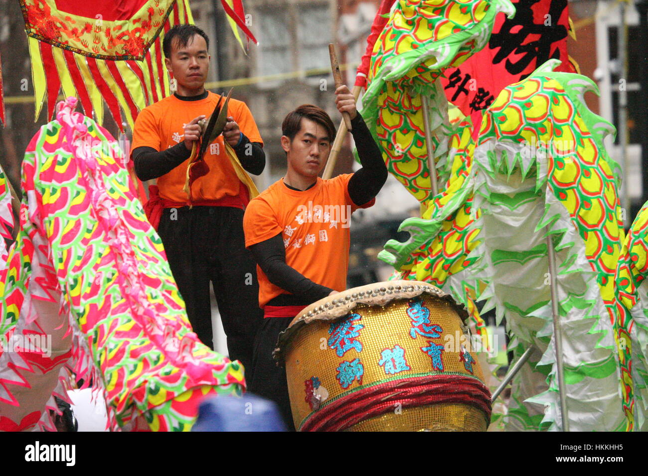 Londra, Regno Unito. Il 29 gennaio 2017. Il Capodanno cinese viene festeggiato con una sfilata nel centro di Londra, vicino all'area di China town. Questo galleggiante incluso un display di cinese tradizionale drumming. Roland Ravenhill/Alamy Live News Foto Stock