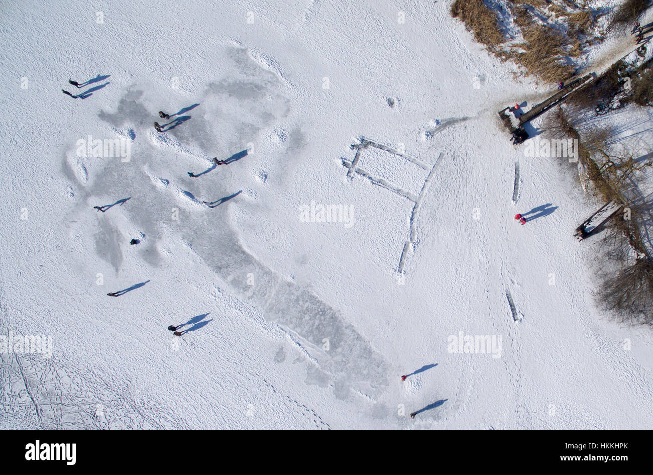 La gente passi sopra la superficie ghiacciata del lago Weßlinger in Weßling, Germania, 28 gennaio 2017. Vista aerea scattata con un drone. Foto Stock